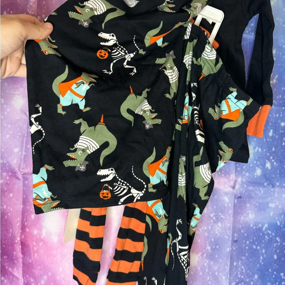 New 2 pairs of Halloween glow in the dark dinosaur pajamas 🛍